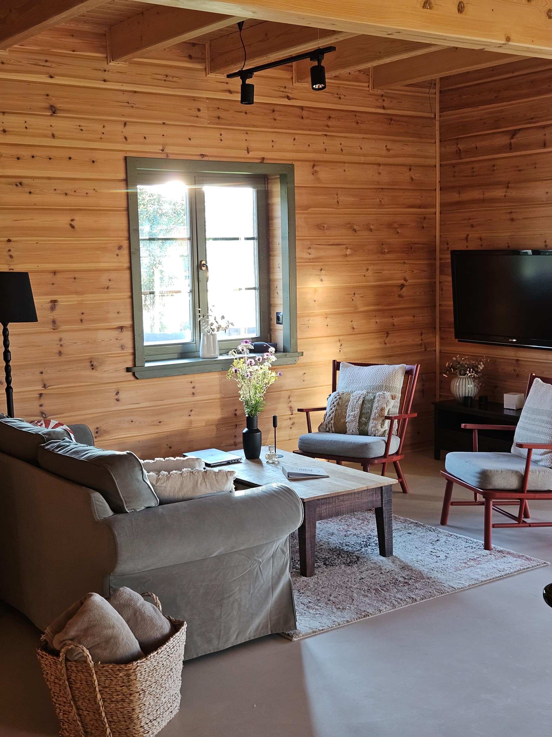 Przytulny salon z drewnianymi ścianami